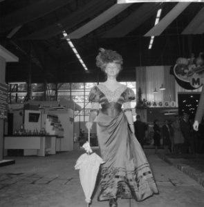 Kostuumshow tgv opening Feminahuishoudbeurs Rotterdam, Bestanddeelnr 911-6386
