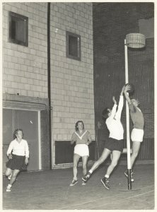 Korfbalwedstrijd in de Kennemer Sporthal. NL-HlmNHA 54011220