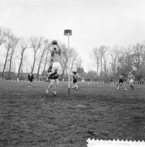 Korfbalinterland Belgie tegen Nederland 7-7 te Merksem een der Nederlandse spele, Bestanddeelnr 911-1246
