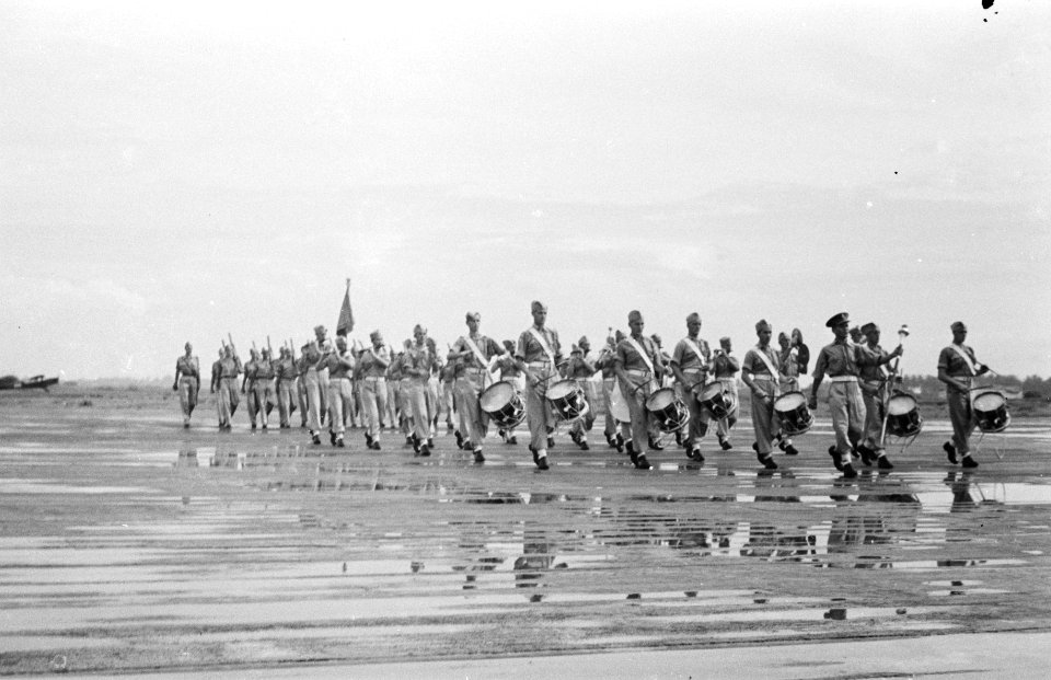 Korps Pijpers 7 December Divisie met vaandelwacht, Bestanddeelnr 172-1-6
