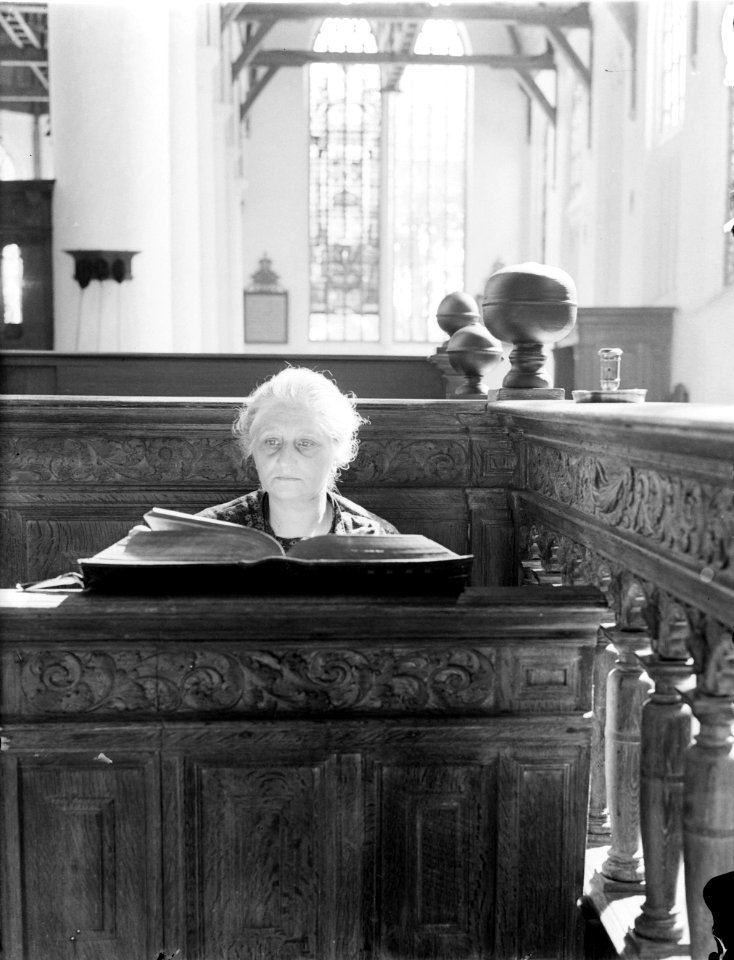 Kostersvrouw met bijbel in kerkbank in de Grote Kerk in Edam, Bestanddeelnr 252-0717
