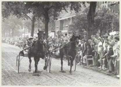 Kortebaandraverij in de Santpoortse Hoofdstraat in 1982. NL-HlmNHA 54013082