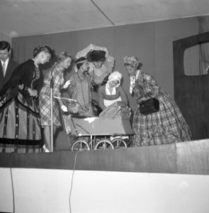 Kostuumshow tgv opening Feminahuishoudbeurs Rotterdam, Bestanddeelnr 911-6382