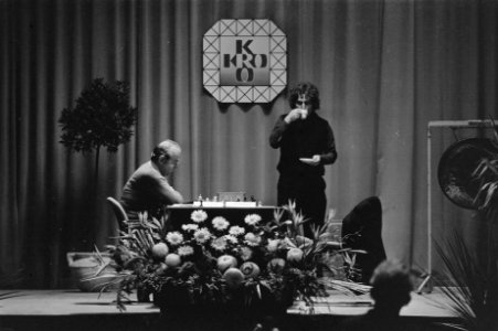 Kortsnoj (l) en Timman tijdens de eerste partij, Bestanddeelnr 932-4281