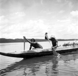 Korjaal op de Marowijnerivier bij Langetabbetje in Suriname, Bestanddeelnr 252-6670