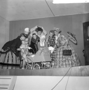 Kostuumshow t.g.v. opening Feminahuishoudbeurs Rotterdam v.l.n.r. B. Brandenburg, Bestanddeelnr 911-6390
