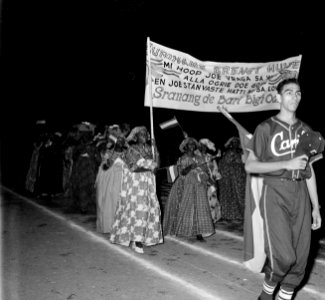 Kotomissies met een spandoek met de tekst Suriname brengt hulde tijdens de ontva, Bestanddeelnr 252-3873