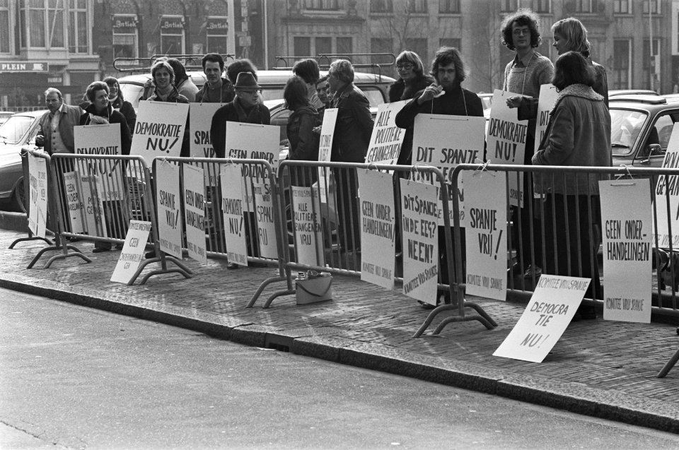 Korte demonstratie voor ministerie Buitenlandse Zaken Den Haag tegen toestand in, Bestanddeelnr 928-4231