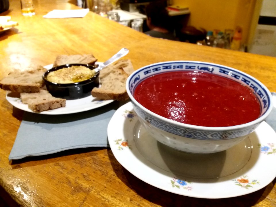 KoToPo - Houmous et soupe à la betterave sur le comptoir