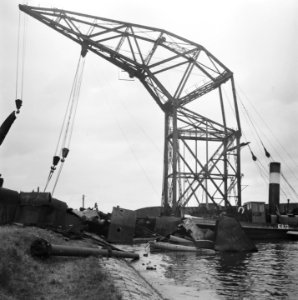 Kraan bezig met brokstukken van een gelicht schip, Bestanddeelnr 900-6043
