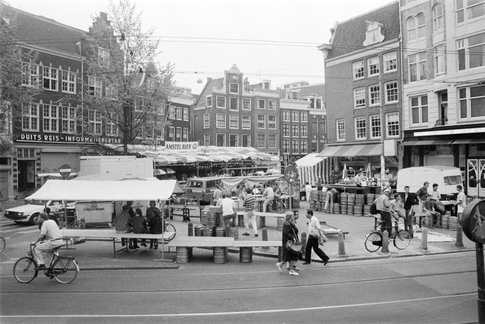 Kraampjes Koninginnedag s avonds al neergezet het Spui Amsterdam om 20.00 uur, Bestanddeelnr 933-9660