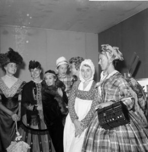 Kostuumshow tgv opening Feminahuishoudbeurs Rotterdam, Bestanddeelnr 911-6387