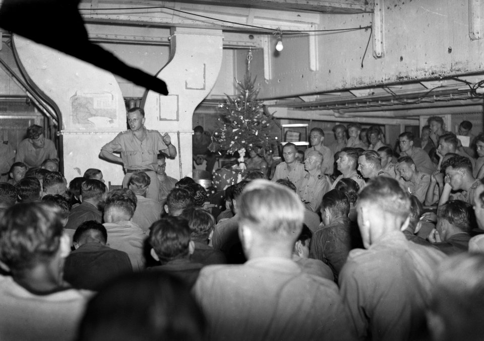 Kota Inten. In het ruim van het schip wordt een toespraak gehouden door een lege, Bestanddeelnr 12684