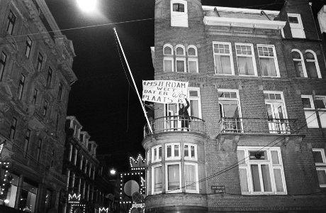 Kraakaktie op tweede Kerstdag door Kabouters en Aktie 7 AMRO-bank, hoek Leidsest, Bestanddeelnr 924-1271