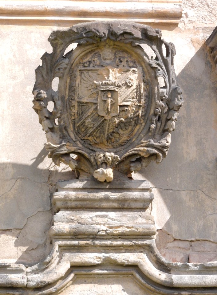 Kostel svatého Petra a Pavla, Křemýž, zadní vchod, znak nad dveřmi