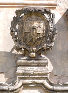Kostel svatého Petra a Pavla, Křemýž, zadní vchod, znak nad dveřmi