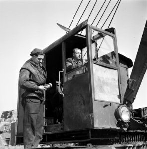 Kraandrijver en assistent, Bestanddeelnr 900-2579