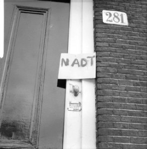 Kosterij naast Westerkerk geschilderd, met bordje nat erop, Bestanddeelnr 918-7847