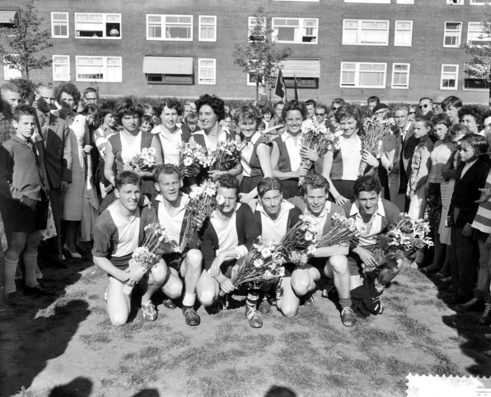 Korfbal Rhoda tegen WK 6-5, Rhoda kampioen, kampioenstwaalftal van Rhoda, Bestanddeelnr 910-3917