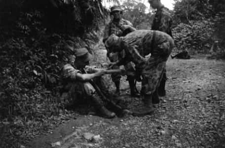 Kotta Pandan Nederlandse militairen. Een buigt zich over de arm van een ander en, Bestanddeelnr 7466