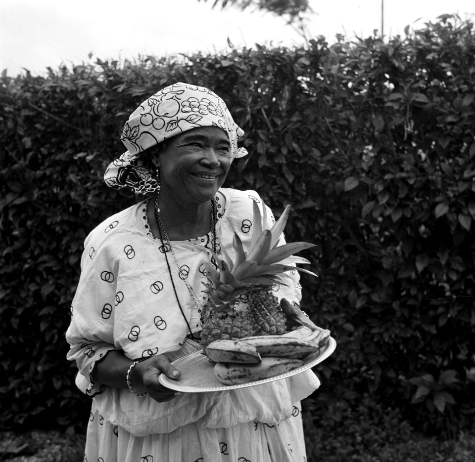 Kotomisi Pauline in Nickerie met een schaal met fruit, Bestanddeelnr 252-5449