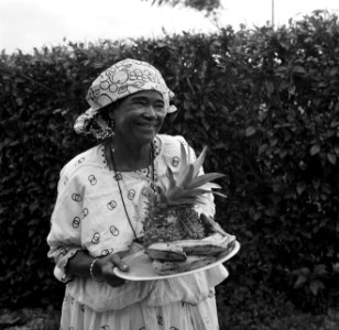 Kotomisi Pauline in Nickerie met een schaal met fruit, Bestanddeelnr 252-5449