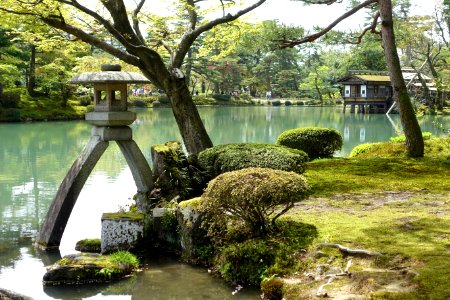 Kotoji Toro (lantern) - Kenroku-en - Kanazawa, Japan - DSC09657