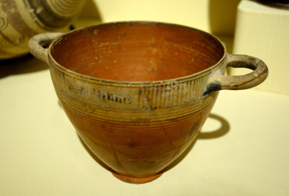 Kotyle, Greek, Corinth, 8th-7th century BC, ceramic with polychrome geometric decoration - Fitchburg Art Museum - DSC08635