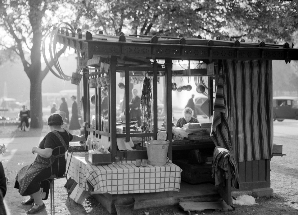 Kraampje met snoep of speelgoed bij Rond-Point, bij de Champs-Élysées, Bestanddeelnr 191-0360