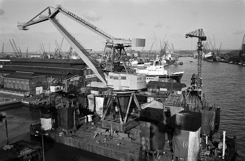 Kraaneiland voor IJmuidens pierbouw, het eerste kraaneiland de lepelaar schiet a, Bestanddeelnr 916-0232