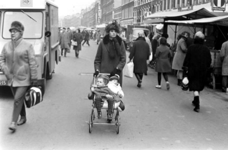 Koude in Amsterdam moeder met kleuters in wagentje, Bestanddeelnr 922-1175