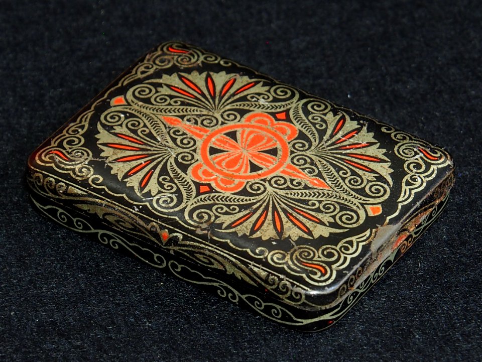 Kousen-Spaarder HP, rechthoekige zwart, zilver en rood zeepdoosje, foto3