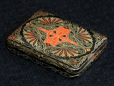 Kousen-Spaarder HP, rechthoekige zwart, zilver en rood zeepdoosje, foto3