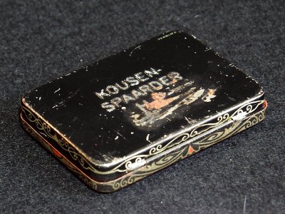 Kousen-Spaarder HP, rechthoekige zwart, zilver en rood zeepdoosje, foto2