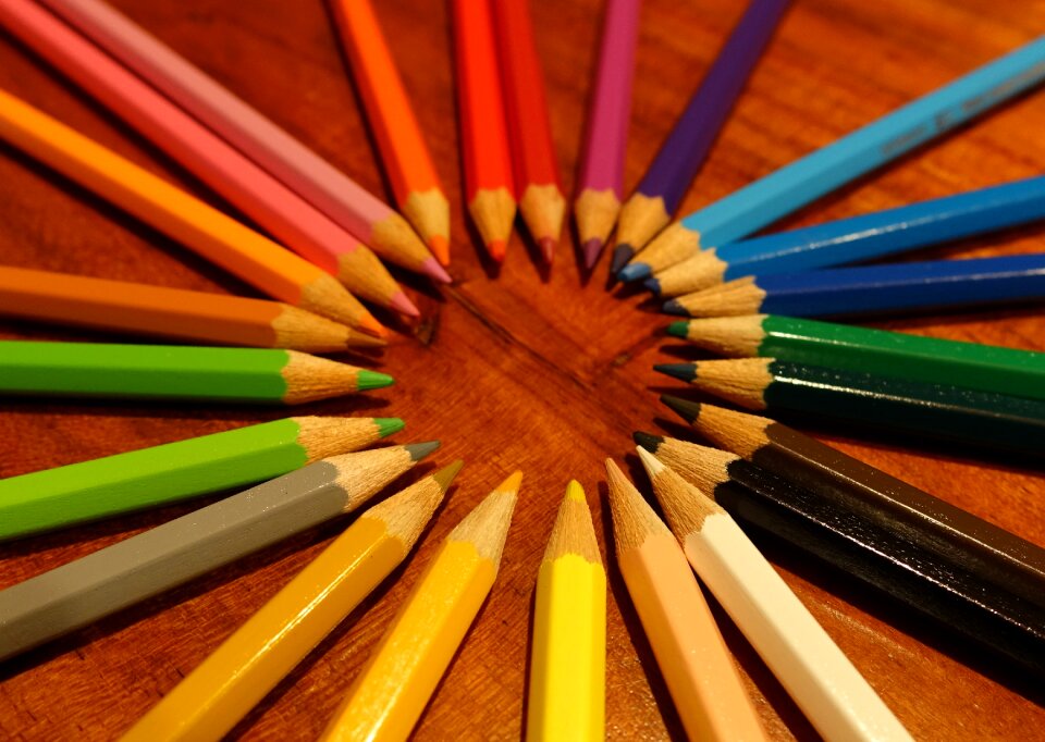 Pointed draw different colored crayons