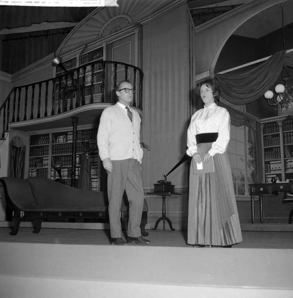 Kostuumrepetitie My fair Lady , Wim Sonneveld en Margr. de Groot, Bestanddeelnr 911-6144