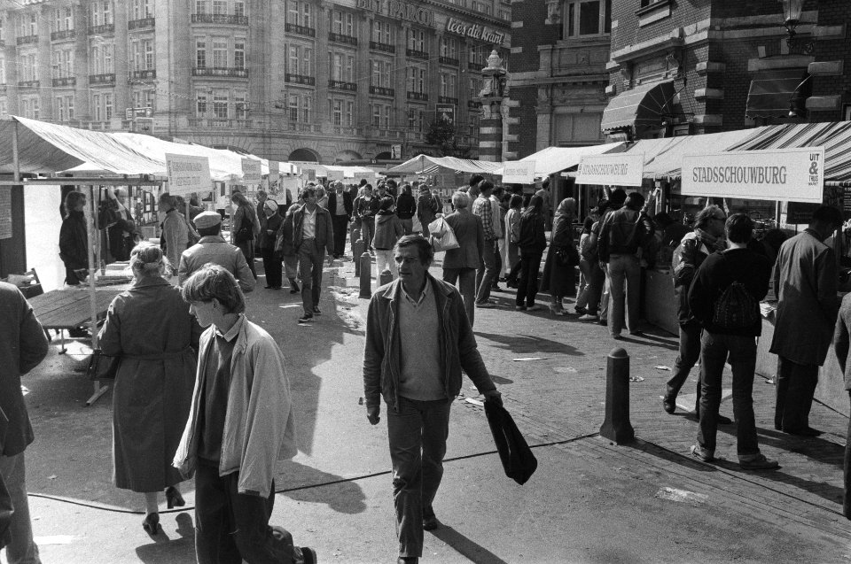 Kraampjes op het Leidse plein, Bestanddeelnr 931-0157