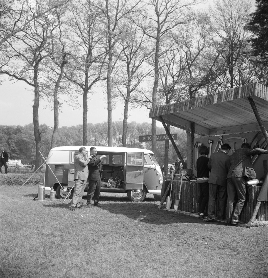 Kraampjes, auto's, grasvelden, mensen, gereedschappen, Bestanddeelnr 253-5085