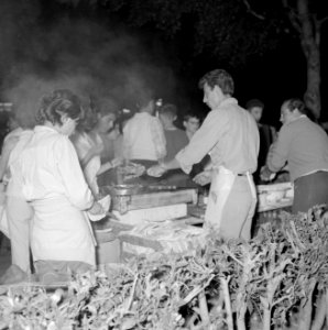 Kraampje waar rook vanaf komt door de voedselbereiding, Bestanddeelnr 255-1929