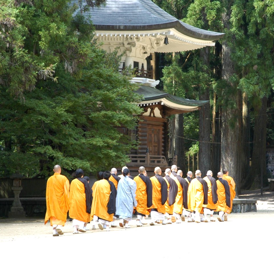 Koyasan-Danjogaran-munks-2006