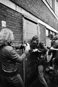 Kraakactie panden Insulindeweg in Amsterdam krakers met breekijzers, Bestanddeelnr 930-0614