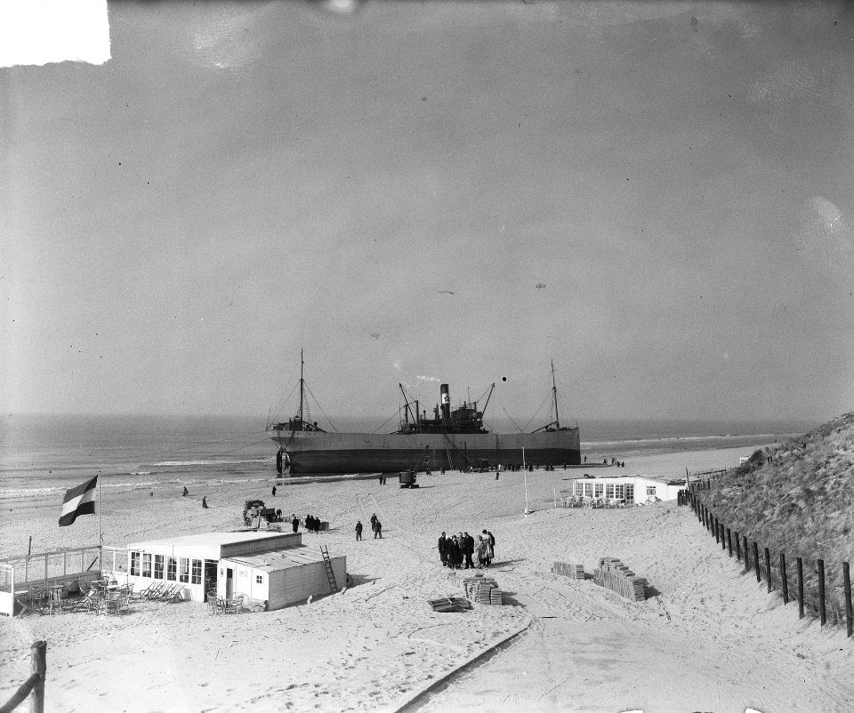 Kraanwagens bij schip C.A. Banck op strand Bloemendaal, Bestanddeelnr 903-2866