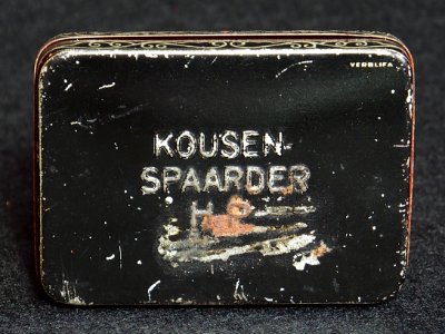 Kousen-Spaarder HP, rechthoekige zwart, zilver en rood zeepdoosje, foto1