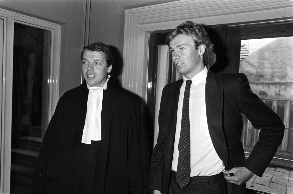Kort geding voetballer Hans Kraay jr. , links advocaat Van Soest, Bestanddeelnr 933-4066