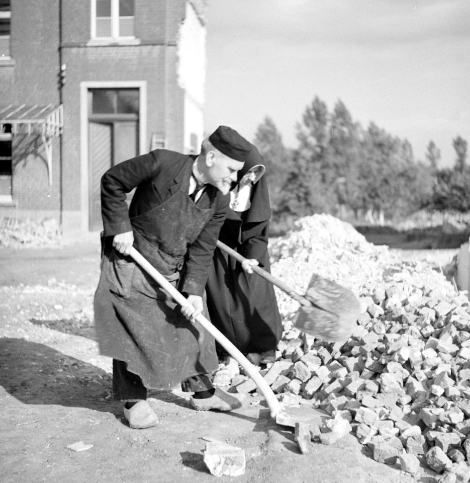 Koster en moeder overste helpen met het ruimen van bouwafval, Bestanddeelnr 191-1175