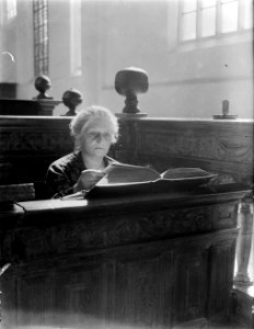 Kostersvrouw met bijbel in kerkbank in de Grote Kerk in Edam, Bestanddeelnr 252-0716