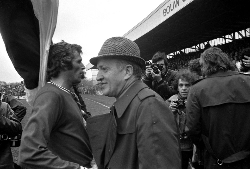 Kovacs feliciteert de spelers, hier Piet Keizer, Bestanddeelnr 925-5676