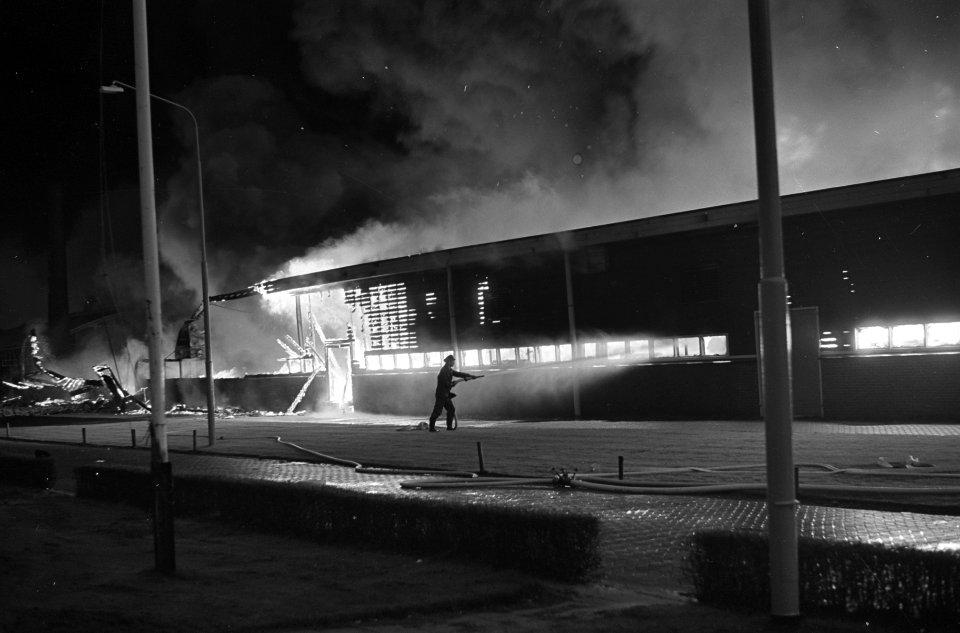 Kousenfabriek Danlon te Emmen afgebrand. Overzicht brand 2x, Bestanddeelnr 920-7873