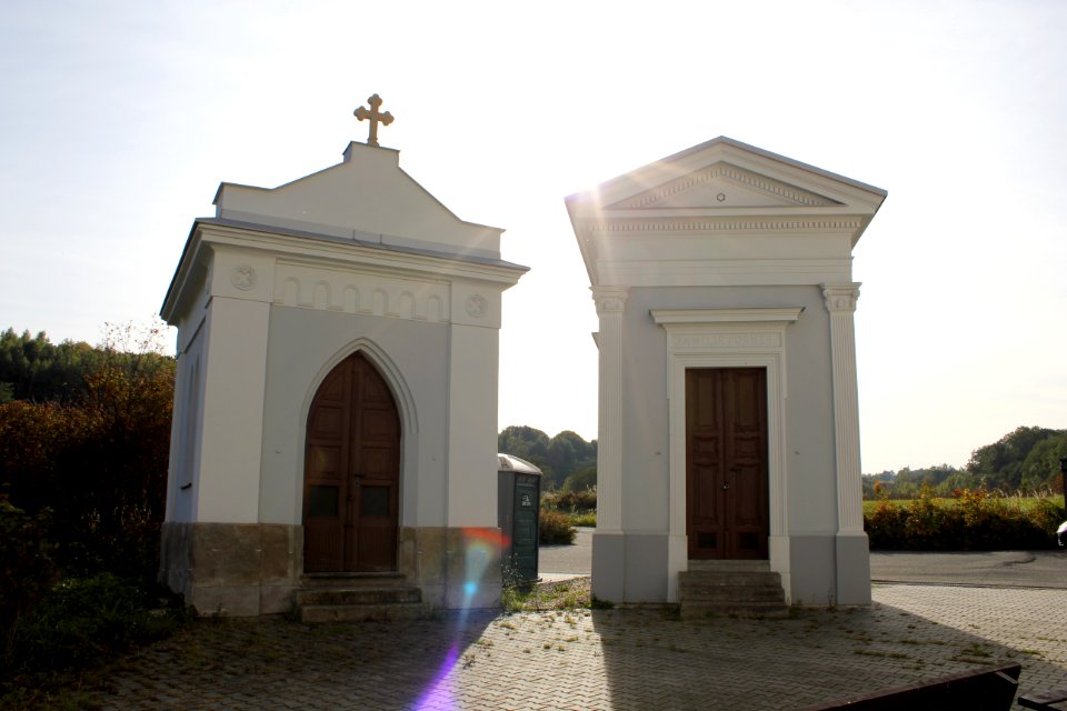 Kostel sv. Petra z Alkantary, Karviná - hrobky (1)