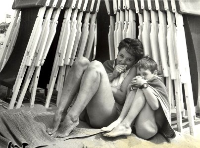 Koud weer op het strand. Geschonken in 1986 door United Photos de Boer. Identificatienummer 54-005272